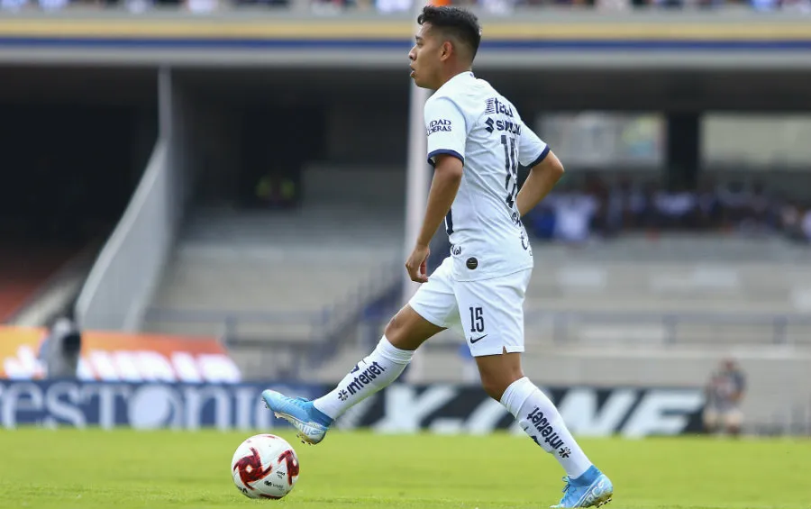 Sebastián Saucedo durante un partido con Pumas