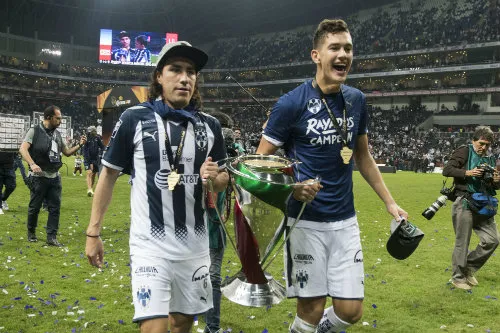 El lateral y César Montes con el trofeo de la Copa MX en el 2017