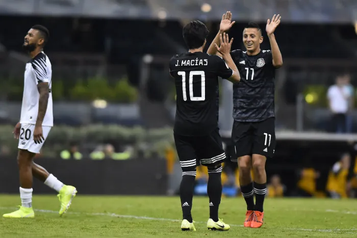 IMAGO7 Alvarado, en un partido del Tri