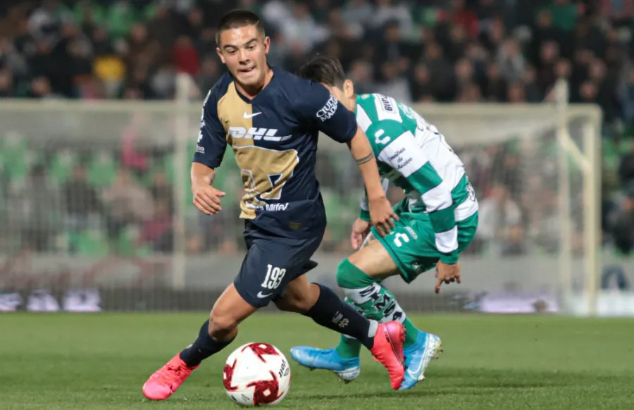 Marco García durante un partido con Pumas