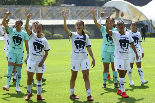 Jugadoras de Pumas Femenil hacen la seña del 'Goya'