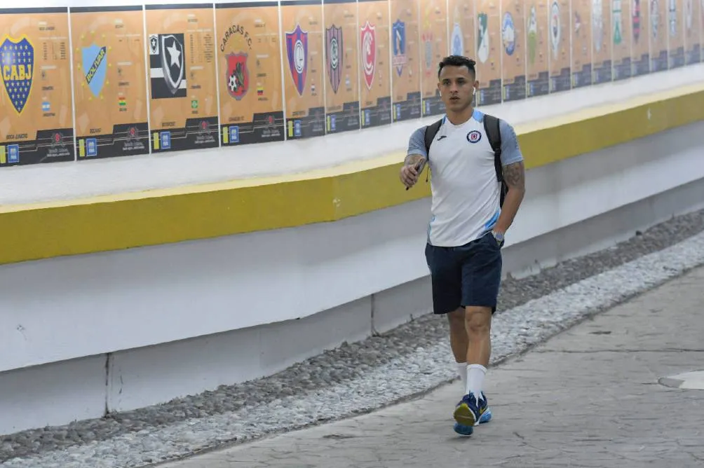 Yotún saliendo del Estadio Azteca