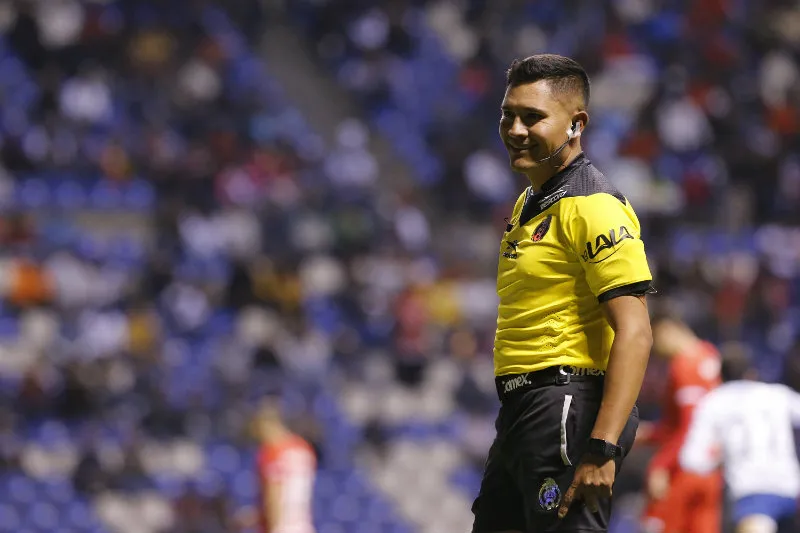Cantante Guerrero en partido de la Liga MX