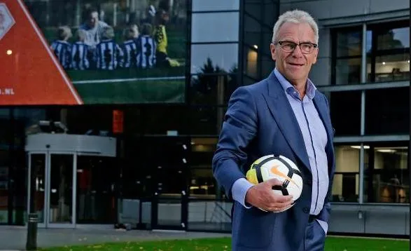 TWITTER@KNVB Eric Gudde a la afueras de las oficinas de la Federación Holandesa de Futbol