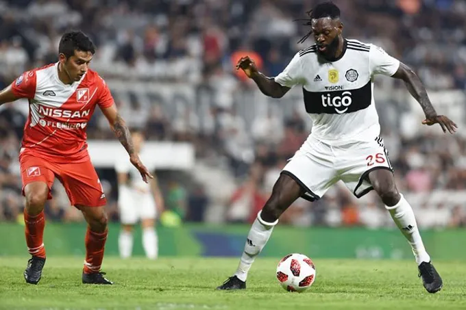 Adebayor controla el balón ante la marca rival