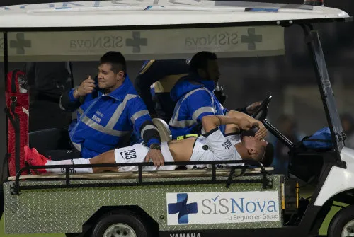 MEXSPORT Marco García saliendo en el 'carrito de las desgracias'