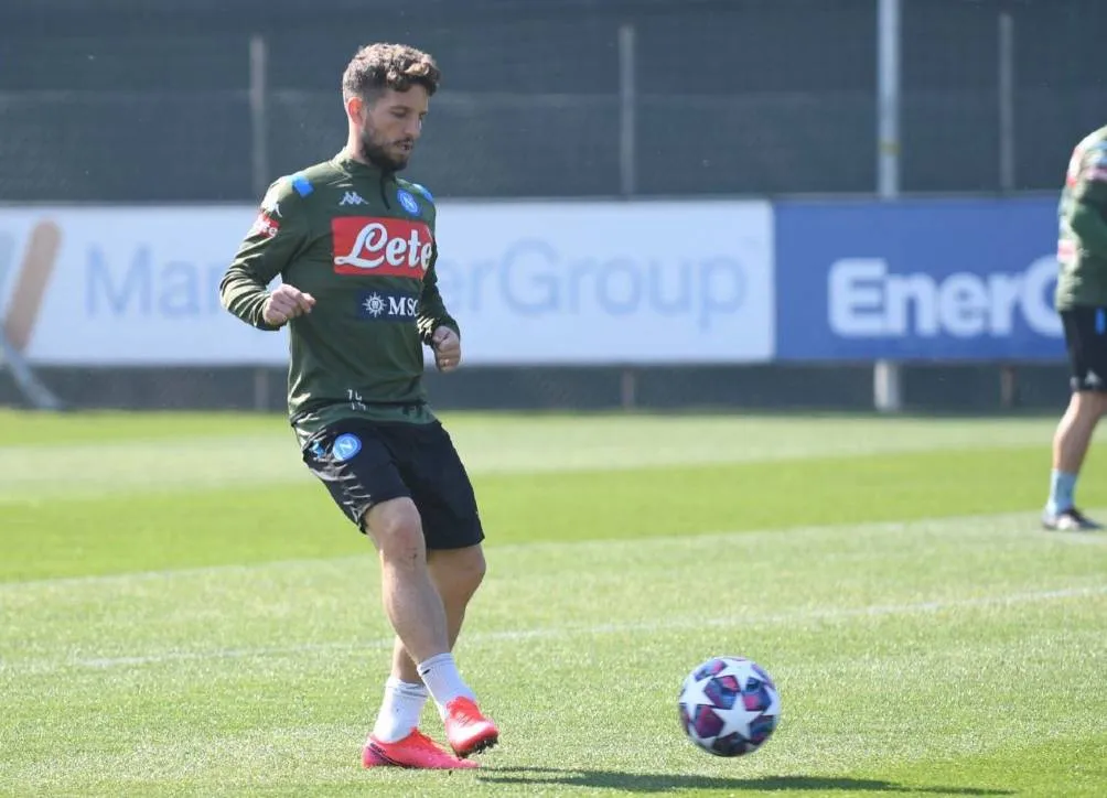 TWITTER@SSCNAPOLI Mertens en un entrenamiento