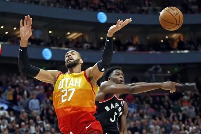 Gobert en un juego ante los Raptors de Toronto