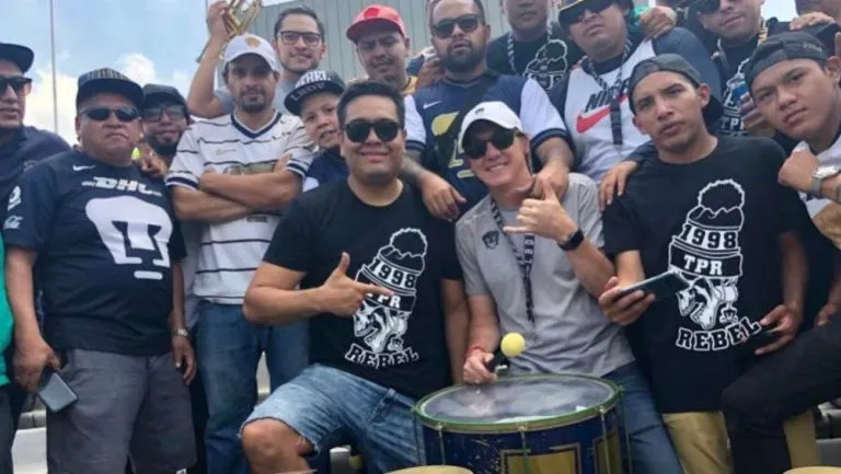 Leandro Augusto junto a integrante de La Rebel en CU
