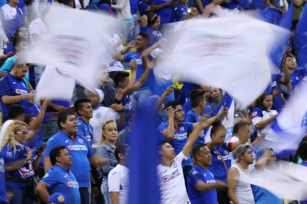 Afición de Cruz Azul en el Estadio Azteca