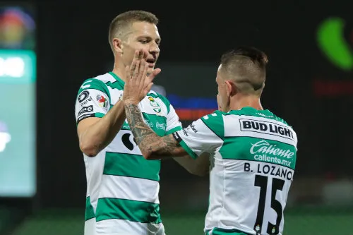 Julio Furch y Brian Lozano festejan un gol