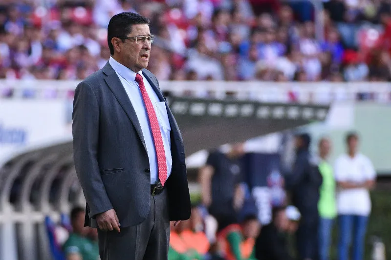Luis Fernando Tena dirigiendo partido de Chivas