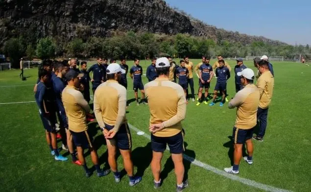 Jugadores de los Pumas charlan previo a un entrenamiento