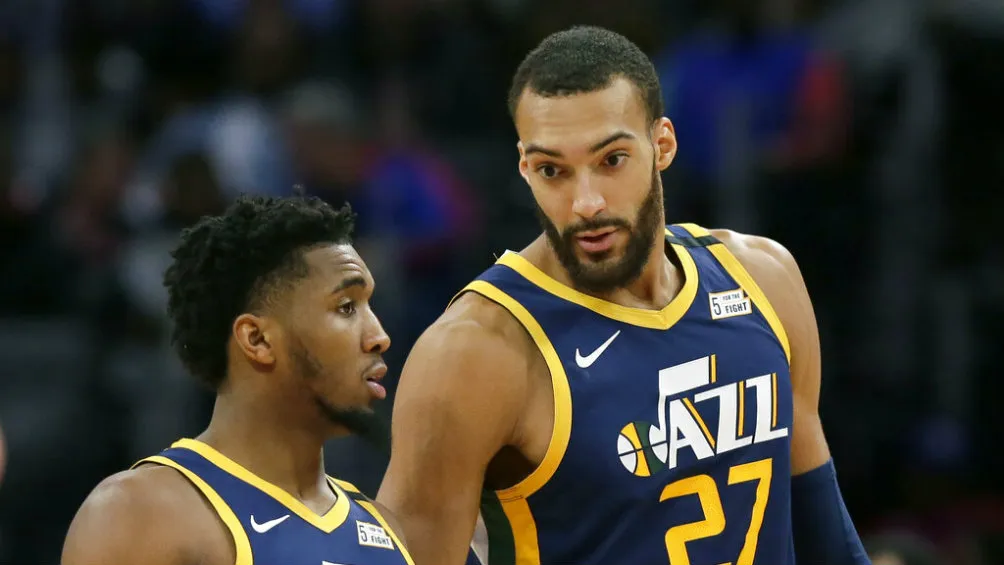 Donovan Mitchell dialoga con su compañero Rudy Gobert