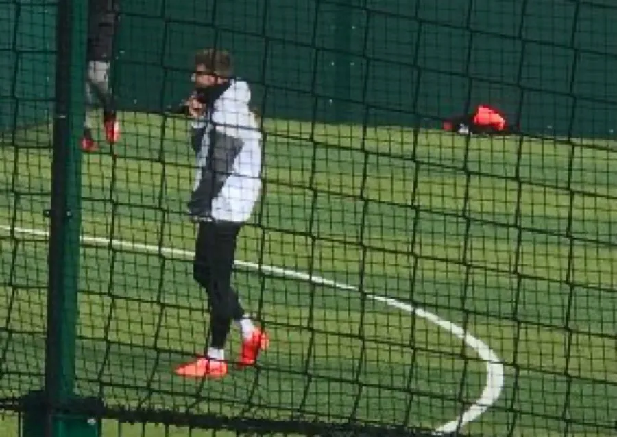 Mount, captado jugando en al calle