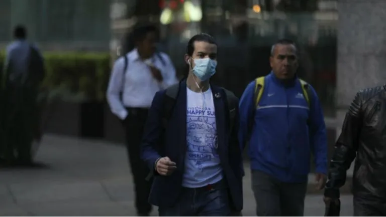 Ciudadanos mexicanos usan cubrebocas ante el Coronavirus