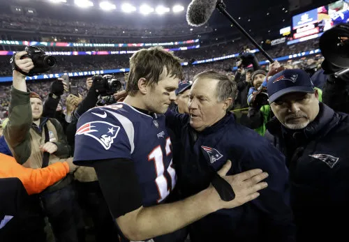 El quarterback abraza a Bill Belichick