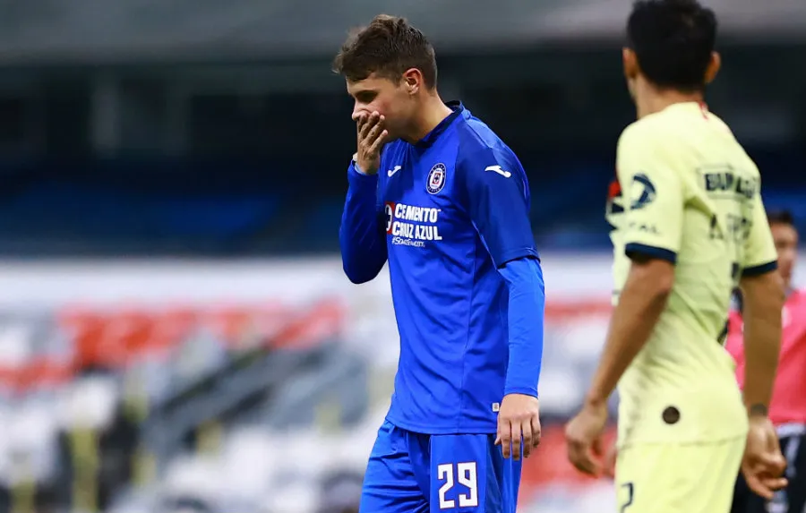 Santiago Giménez durante un partido con Cruz Azul