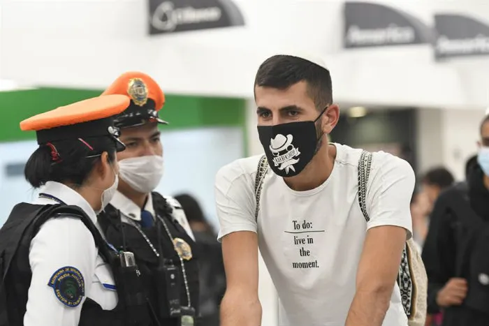 Turistas arriban a México