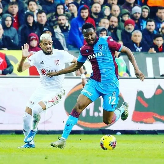 Obi Mikel en acción con Trabzonspor