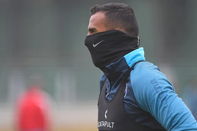 Allison cubre parte de su rostro durante una práctica celeste