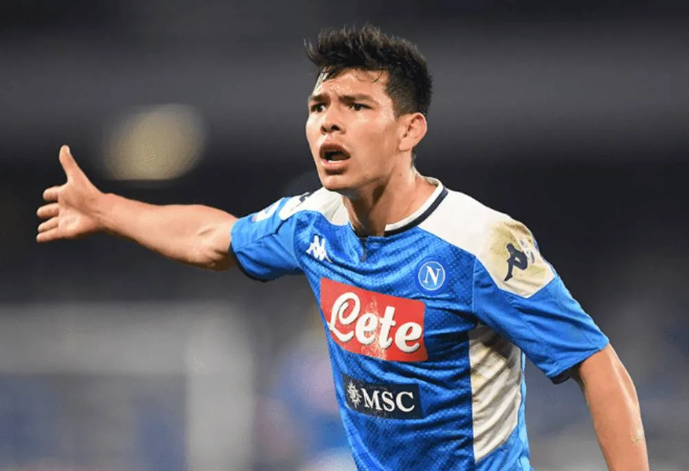 EFE Hirving Lozano reclamando una falta