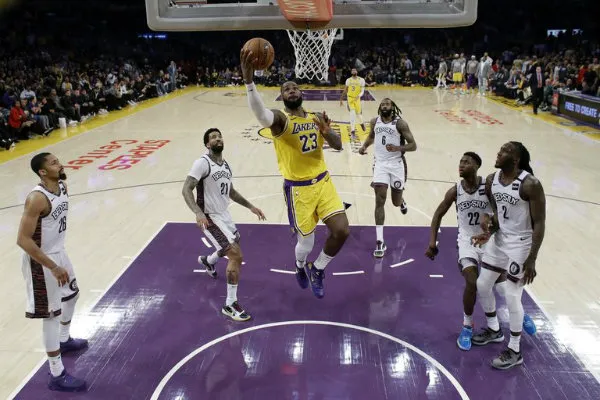 AP LeBron James en acción con Los Angeles Lakers
