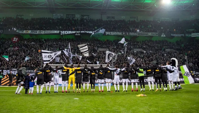 Jugadores agradecen a la afición del Mönchengladbach