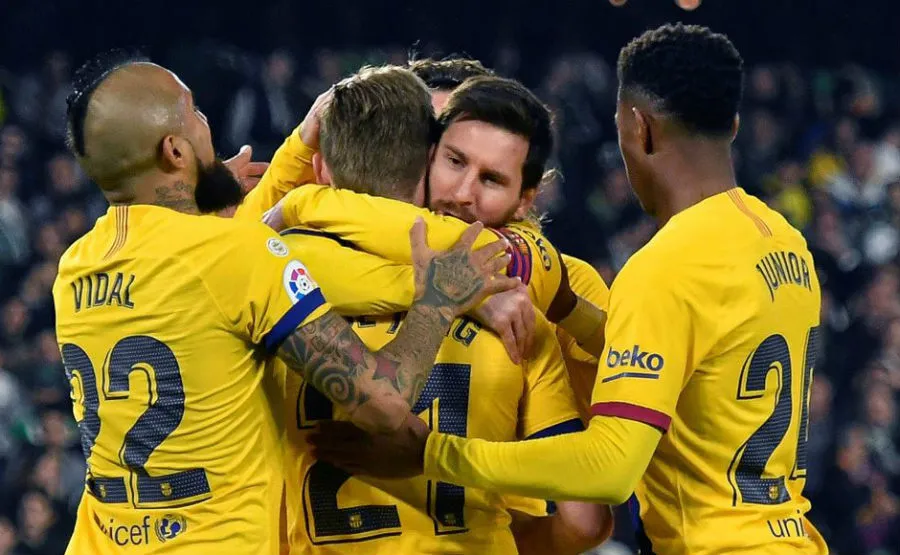 La Pulga festeja con sus compañeros