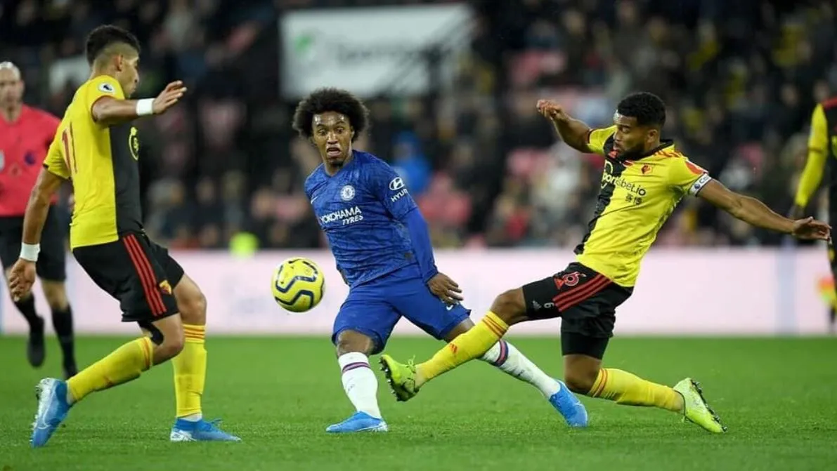 TWITTER @WILLIAMBORGES88 Willian disputa un balón en un juego del Chelsea