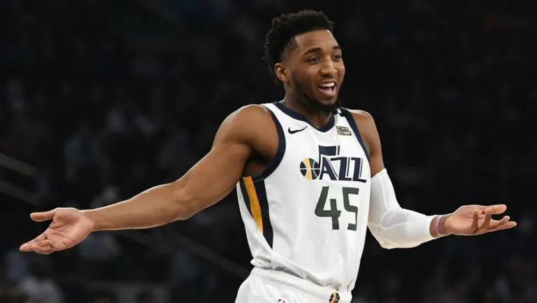 Donovan Mitchell, se lamenta en un juego