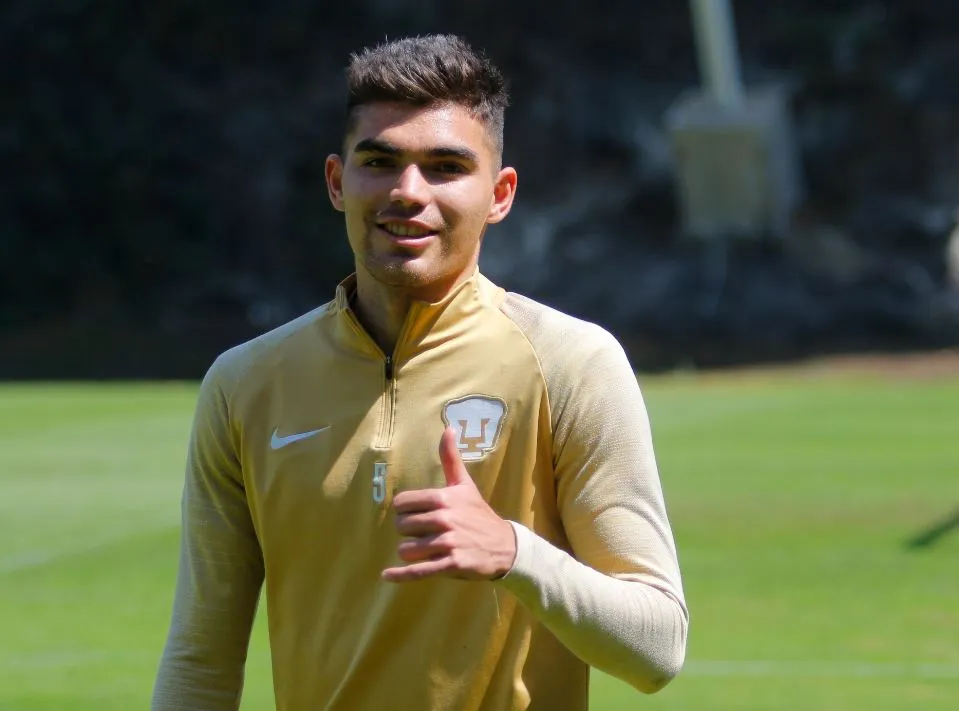 Johan Vásquez posa para la lente de la cámara