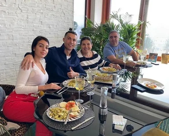 Cristiano y toda su familia disfrutando una comida