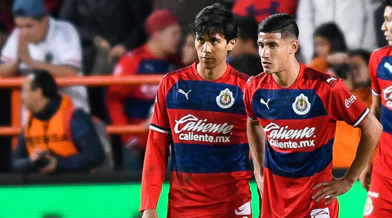 Macías y Antuna durante un duelo con el Rebaño Sagrado