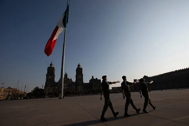 Soldados, en el Zócalo Capitalino