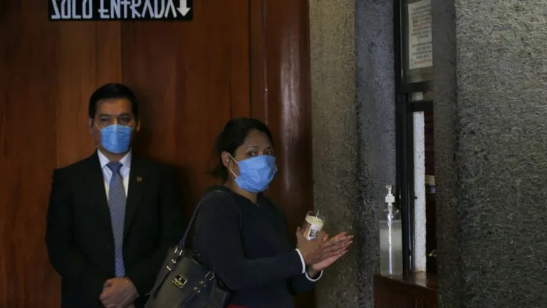 AP Habitantes de la CDMX tomando precauciones por coronavirus