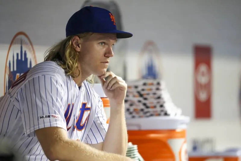 Syndergaard observa un juego de los Mets en el banquillo