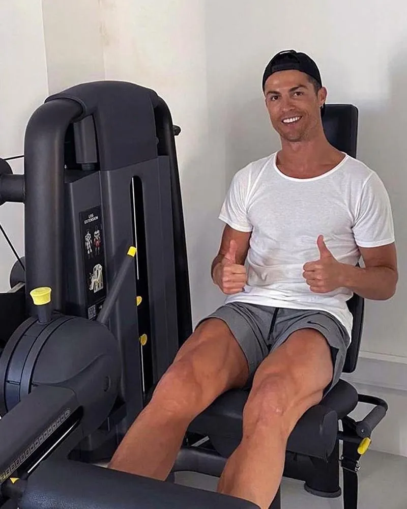 CR7 ejercitándose en su casa