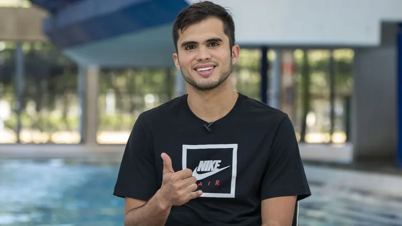 Iván García posa desde la alberca de clavados