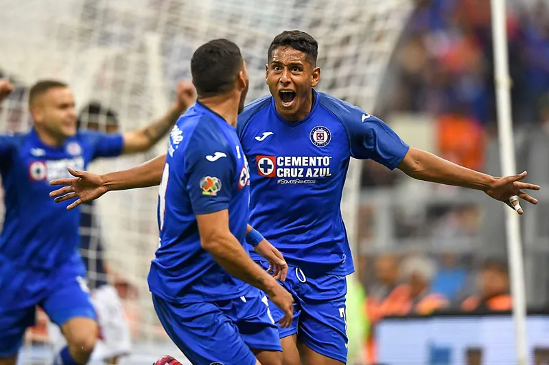 Luis Romo en festejo de gol