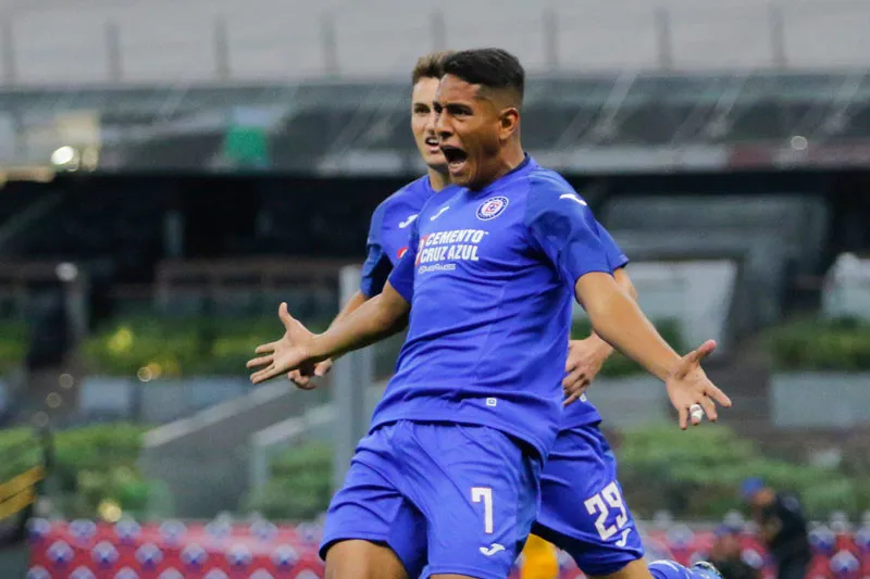 Luis Romo celebra una anotación con Cruz Azul