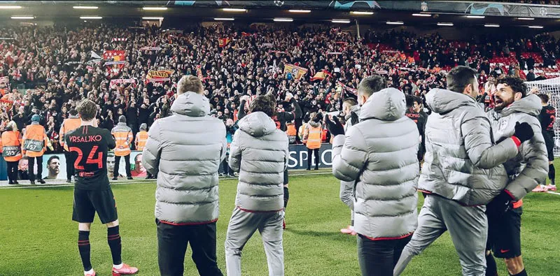 Atleti festeja con su afición en Anfield