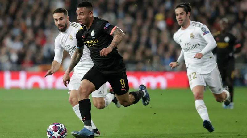 Gabriel Jesus encara a jugadores del Real Madrid en Champions