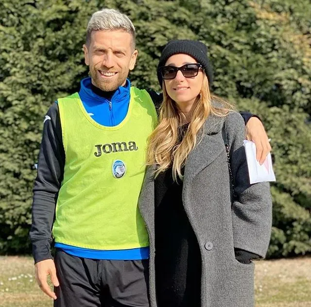 Papu Gómez junto a su esposa Linda Graff