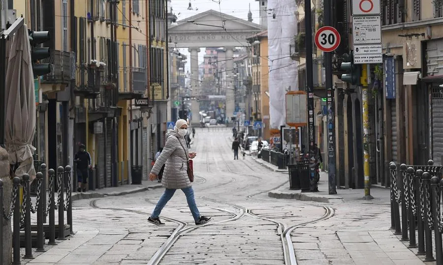 EFE Mujer caminando en las calles de Milán, Italia
