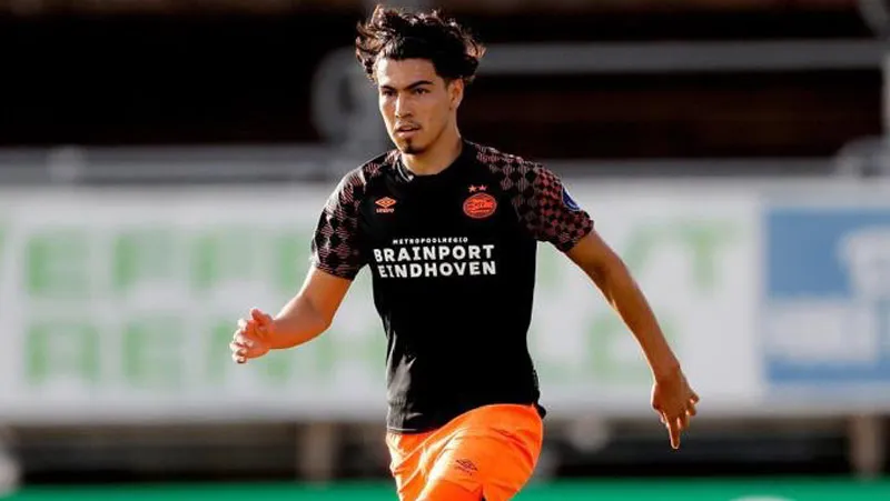 Erick Gutiérrez, en un duelo en la Eredivisie