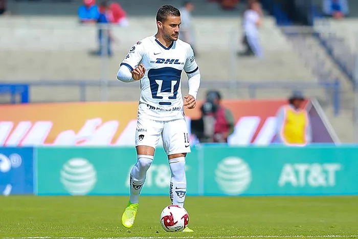 Iniestra, en un partido de Pumas