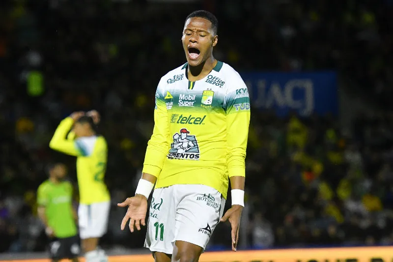 Jugador de León en lamento de gol