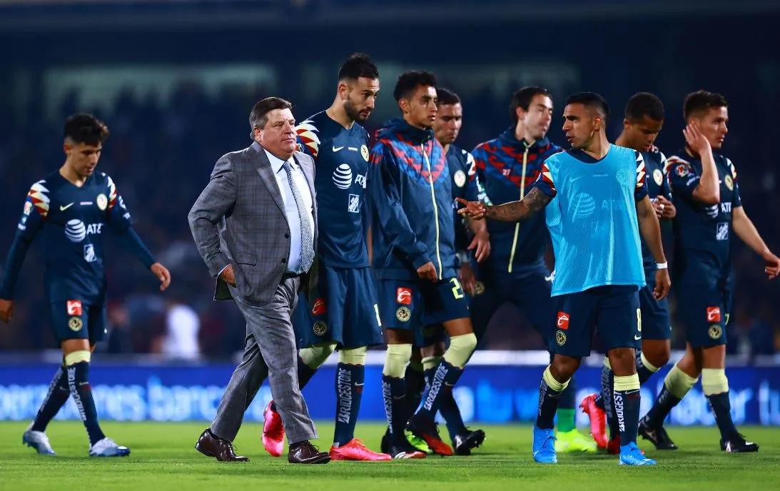 IMAGO7 Miguel y sus pupilos abandonan el campo de juego