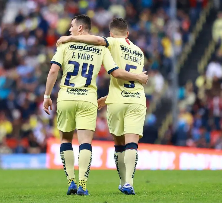 IMAGO7 Viñas y Cáseres festejan un triunfo de las Águilas